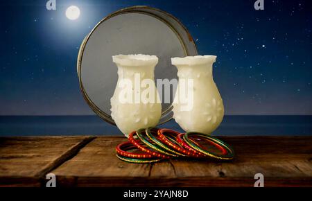 Nachtschuss indische verheiratete Frau in traditioneller Kleidung durch Sieb während des religiösen Karwa-Chauth-Festivals der Hindu-Indianer Stockfoto