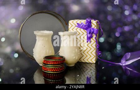 Nachtschuss indische verheiratete Frau in traditioneller Kleidung durch Sieb während des religiösen Karwa-Chauth-Festivals der Hindu-Indianer Stockfoto