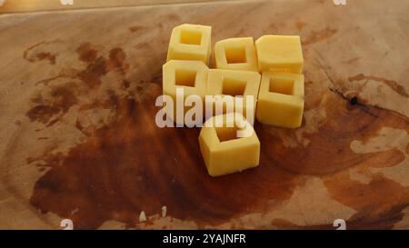 Gewürfelter Butternusskürbis auf hölzernem Schneidebrett Stockfoto