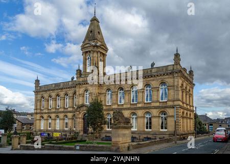 Victoria Hall, ein denkmalgeschütztes Gebäude aus dem 19. Jahrhundert in Saltaire, das zum UNESCO-Weltkulturerbe gehört. Titus Salt bat um den Bau des Dorfes. Stockfoto