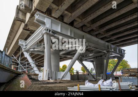 Provisorische Stahlkonstruktion unter der Autobahn M8 während der Reparatur der Betonstützen, Woodside Viaduct, Garscube Road, Glasgow, Schottland, Großbritannien, Europa Stockfoto