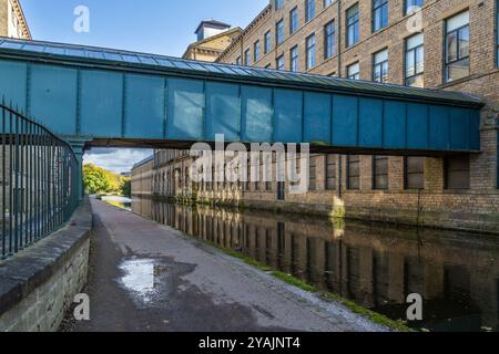 Salts Mill Buildings (eine umgebaute Yorkshire Textilfabrik) in Saltaire, Yorkshire. Diese historischen Gebäude befinden sich neben dem Leeds & Liverpool Canal. Stockfoto