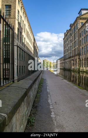 Salts Mill Buildings (eine umgebaute Yorkshire Textilfabrik) in Saltaire, Yorkshire. Diese historischen Gebäude befinden sich neben dem Leeds & Liverpool Canal. Stockfoto