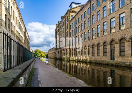 Salts Mill Buildings (eine umgebaute Yorkshire Textilfabrik) in Saltaire, Yorkshire. Diese historischen Gebäude befinden sich neben dem Leeds & Liverpool Canal. Stockfoto