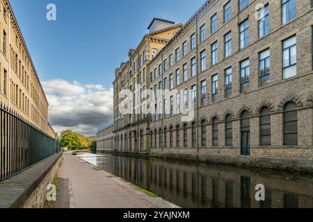 Salts Mill Buildings (eine umgebaute Yorkshire Textilfabrik) in Saltaire, Yorkshire. Diese historischen Gebäude befinden sich neben dem Leeds & Liverpool Canal. Stockfoto