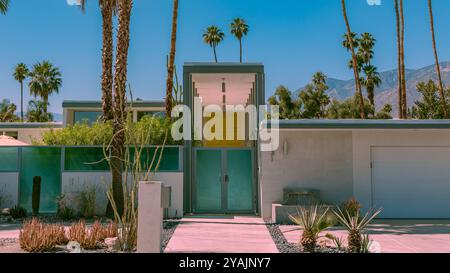 Palm Springs, CA, USA-22. Mai 2024: Äußere eines modernen Luxushauses aus der Mitte des Jahrhunderts in einem Vorstadtviertel. Stockfoto