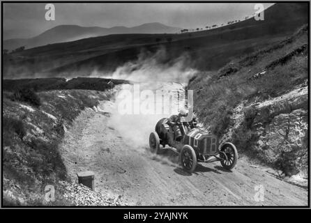 1908 Targa Florio mit Felice Nazzaro in seinem Fiat-Wagen Nr. 1B. In Sizilien, Italien. – Das Rennen fand auf einer anspruchsvollen und rauen Straßenkurse durch die Madonie statt. Die Strecke bestand aus öffentlichen Straßen, was sie zu einem anspruchsvollen Ausdauerrennen mit schmalen Pfaden, scharfen Kurven und steilen Steigungen machte. Nazzaro fuhr einen Fiat-Rennwagen, der speziell mit Nr. 1B für das Rennen gekennzeichnet war. Fiat war zu dieser Zeit einer der führenden Hersteller im Motorsport, mit einem starken Fokus auf Innovation und Technik. Nazzaros Beteiligung an der Targa Florio trug zu seinem Ruhm bei und festigte sein Vermächtnis weiter. Stockfoto