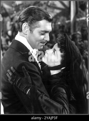 GONE WITH THE WIND Clark Gable and Vivien Leigh B&W Film still from Gone With the Wind..Gone With the Wind, veröffentlicht 1939, ist ein epischer historischer Romantik-Film von Victor Fleming, der auf dem gleichnamigen Roman von Margaret Mitchell basiert. Der Film spielt im amerikanischen Süden während des Bürgerkriegs und der Wiederaufbau-Ära und folgt dem turbulenten Leben von Scarlett O’Hara, gespielt von Vivien Leigh, als sie durch Liebe, Verlust und Überleben navigiert. Stockfoto