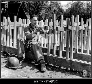 SCHLACHT FÜR DIE NORMANDIE 2. Weltkrieg ein packendes Bild von den Soldaten der US-Armee, die Grabkreuze, die weiß gemalt wurden 11. Juni 1944 nach dem D-DAY, bereit für unvermeidliche Verluste, als die alliierten Streitkräfte die Nazis in der Normandie bekämpften, wurden die Leichen ab dem 20. Juli 1944 vom ersten provisorischen Friedhof am Fuße der Klippe zwischen Vierville und Saint-Lauren Stockfoto