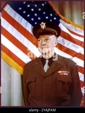 General Eisenhower offizielles Kriegsporträt vor der amerikanischen Flagge. Eisenhower ist SCAEF Supreme Commander Allied Expeditionary Force an der Spitze der SHAEF (für die er das Schulterabzeichen trägt) Supreme Headquarters Allied Expeditionary Forces. Stockfoto