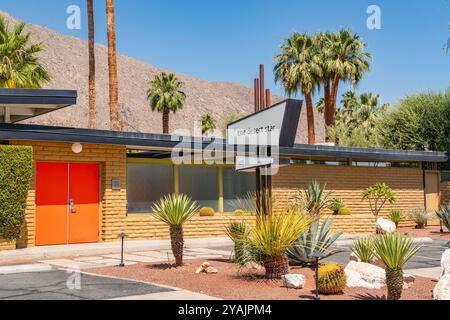 Palm Springs, CA, USA - 22. Mai 2024: Schild im Desert Star Motel, modernes Luxushotel aus der Mitte des Jahrhunderts. Stockfoto