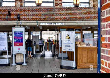 Sudbury Town Station, Borough of Brent, London, England, Großbritannien Stockfoto