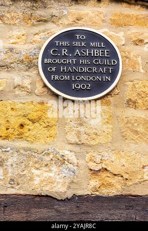 Tafel an C R Ashbee über die Gilde of Handicraft an der Old Silk Mill, Sheep Street in Cotswold Town of Chipping Campden, Gloucestershire, Engla Stockfoto