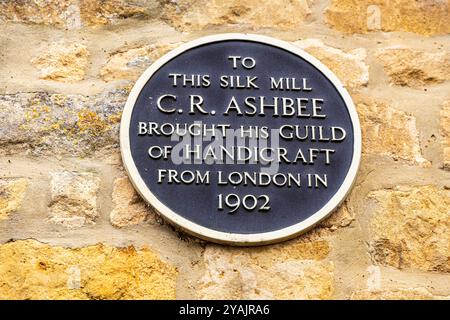 Tafel an C R Ashbee über die Gilde of Handicraft an der Old Silk Mill, Sheep Street in Cotswold Town of Chipping Campden, Gloucestershire, Engla Stockfoto