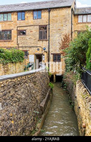 Die Old Silk Mill in Sheep Street, zu der C R Ashbee 1902 die Guild of Handicraft aus London in Cotswold in Chipping Campden, G, brachte Stockfoto