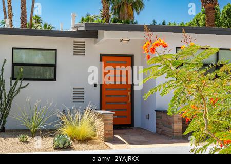 Palm Springs, CA, USA-22. Mai 2024: Äußere eines modernen Luxushauses aus der Mitte des Jahrhunderts in einem Vorstadtviertel. Stockfoto