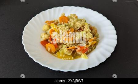 Couscous mit Gemüse von oben Stockfoto