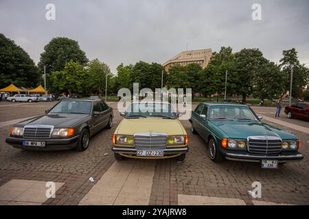 Gaziantep, Turkiye. 30. Juni 2024. Das Mercedes Classic Festival findet im Zentrum von Gaziantep statt, bei dem sowohl klassische Mercedes-Fahrzeuge als auch andere Oldtimer zu sehen sind. Das Festival, das in Zusammenarbeit mit dem türkischen Mercedes Classic Automobile Club und dem Türkischen Classic Automobile Club stattfand, hieß Oldtimer-Enthusiasten aus der ganzen Türkei Stockfoto