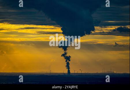 Luftbild, EON Kraftwerk Datteln 4 der Uniper Kraftwerke GmbH, Sonnenuntergang, Gegenlicht Schattenspiel, Emmission, mit rauchendem Kühlturm am Dortmund-Ems-Kanal, Blick nach Datteln, Dümmer, Datteln, Ruhrgebiet, Nordrhein-Westfalen, Deutschland ACHTUNGxMINDESTHONORARx60xEURO *** Luftansicht, EON-Kraftwerk Datteln 4 der Uniper Kraftwerke GmbH, Sonnenuntergang, Hintergrundlicht Schattenspiel, Emission, mit Rauchkühlturm am Dortmunder Ems-Kanal, Blick nach Datteln, Dümmer, Datteln, Ruhrgebiet, Nordrhein-Westfalen, Deutschland ATTENTIONxMINDESTHONORARx60xEURO Stockfoto