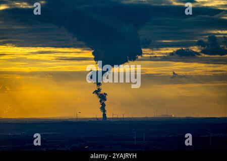 Luftbild, EON Kraftwerk Datteln 4 der Uniper Kraftwerke GmbH, Sonnenuntergang, Gegenlicht Schattenspiel, Emmission, mit rauchendem Kühlturm am Dortmund-Ems-Kanal, Blick nach Datteln, Dümmer, Datteln, Ruhrgebiet, Nordrhein-Westfalen, Deutschland ACHTUNGxMINDESTHONORARx60xEURO *** Luftansicht, EON-Kraftwerk Datteln 4 der Uniper Kraftwerke GmbH, Sonnenuntergang, Hintergrundlicht Schattenspiel, Emission, mit Rauchkühlturm am Dortmunder Ems-Kanal, Blick nach Datteln, Dümmer, Datteln, Ruhrgebiet, Nordrhein-Westfalen, Deutschland ATTENTIONxMINDESTHONORARx60xEURO Stockfoto