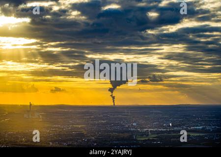 Luftbild, EON Kraftwerk Datteln 4 der Uniper Kraftwerke GmbH, Sonnenuntergang, Gegenlicht Schattenspiel, Emmission, mit rauchendem Kühlturm am Dortmund-Ems-Kanal, Blick nach Datteln, Dümmer, Datteln, Ruhrgebiet, Nordrhein-Westfalen, Deutschland ACHTUNGxMINDESTHONORARx60xEURO *** Luftansicht, EON-Kraftwerk Datteln 4 der Uniper Kraftwerke GmbH, Sonnenuntergang, Hintergrundlicht Schattenspiel, Emission, mit Rauchkühlturm am Dortmunder Ems-Kanal, Blick nach Datteln, Dümmer, Datteln, Ruhrgebiet, Nordrhein-Westfalen, Deutschland ATTENTIONxMINDESTHONORARx60xEURO Stockfoto