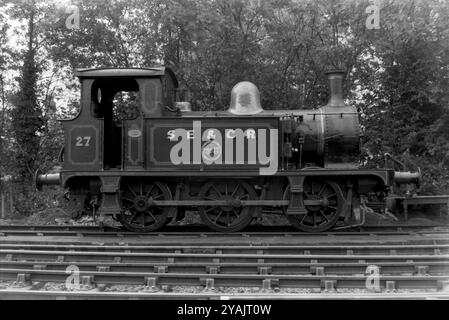 South Eastern and Chatham Railway (SECR) P-Dampflokomotive der Klasse 0-6-0T, entworfen von Harry Wainwright. Nummer 27, genannt Primrose, an der Bluebell Railway in den frühen 1970er Jahren Nur acht Lokomotiven der P-Klasse wurden zwischen 1909 und 1910 für die SECR gebaut. Vom 24. April 1915 bis zum 30. Oktober 1916 war die 27 mit militärischen Arbeiten beschäftigt und wurde über den Kanal für den Kriegsdienst nach Boulogne transportiert. Kam 1961 bei der Bluebell Railway an und verkehrte auf der Strecke, bis sie 1974 zur Restaurierung zurückgezogen wurde, aber diese blieb bis vor kurzem stehen Stockfoto