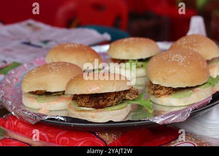 Köstliche knusprige Chicken Burger auf einem Serviertablett Stockfoto