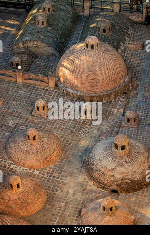 Blick von oben auf die gemauerten Kuppeln der Schwefelbäder im geothermischen Thermalgebiet von Abanotubani in tiflis georgien Stockfoto