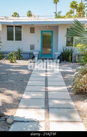 Palm Springs, CA, USA-22. Mai 2024: Äußere eines modernen Luxushauses aus der Mitte des Jahrhunderts in einem Vorstadtviertel. Stockfoto