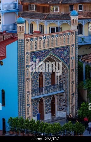 Voller Blick auf die elegante Mosaikfassade der Schwefelbäder Chreli-abano im geothermischen Thermalgebiet von Abanotubani in tiflis georgien Stockfoto