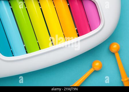 Buntes Xylophon auf blauem Hintergrund. Leerzeichen für Text. Draufsicht Stockfoto