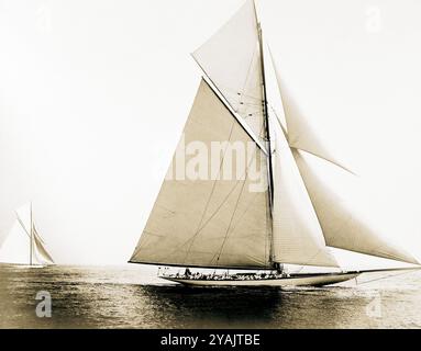 BILDER VON GESTERN – verwaltet von PPL Media Ltd COPYRIGHT RESERVED1903 America's Cup: „RELIANCE, im Besitz von Cornelius Vanderbilt III, der t Stockfoto