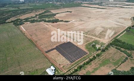 Drohnenaufnahme von Solarpark, Versorgungswaage Stockfoto