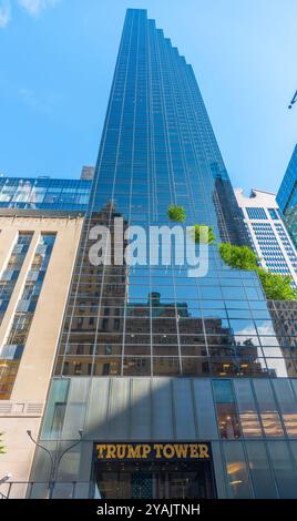 New York, USA - 07. Oktober 2024: Die Fassade des Trump Tower in der 5th Avenue in Manhattan unter klarem Himmel Stockfoto