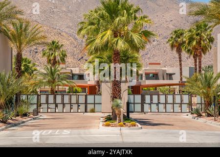 Palm Springs, CA, USA-22. Mai 2024: Außenansicht der eingezäunten Gemeinde, modernes Vorstadtviertel aus der Mitte des Jahrhunderts. Stockfoto