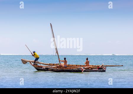 Touristen, die auf einem traditionellen Holzboot aus Mangoholz auf dem Indischen Ozean segeln, Diani Beach, Mombasa, Kenia, Afrika. Stockfoto