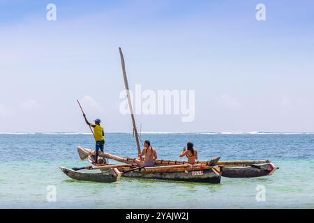 Touristen, die auf einem traditionellen Holzboot aus Mangoholz auf dem Indischen Ozean segeln, Diani Beach, Mombasa, Kenia, Afrika. Stockfoto