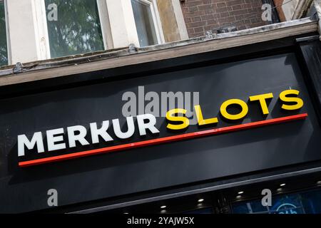 Zeichen für die Marke Merkur Slots oon 27. August 2024 in London, Großbritannien. Stockfoto