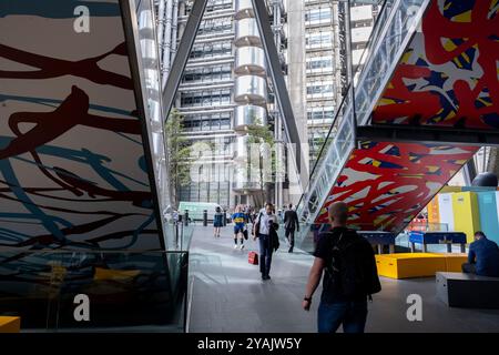 Farbenfrohe Lüftungsdüsen vor dem Leadenhall Building in der City of London am 28. August 2024 in London, Großbritannien. Die City of London ist eine Stadt, ein zeremonielles County und ein lokaler Regierungsbezirk, der den Hauptgeschäftsbezirk von London umfasst. Die City of London wird allgemein als „Square Mile“ bezeichnet. Stockfoto