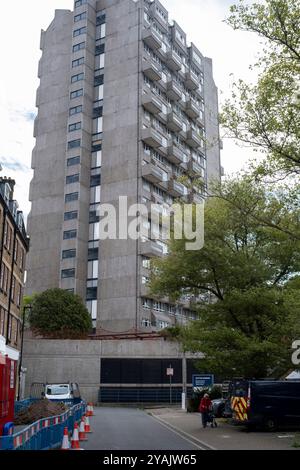 Cotton Gardens Estate am 27. August 2024 in London, Großbritannien. Die drei Türme des Cotton Gardens Estate auf der Kennington Lane sind gut bekannt auf der Skyline von Lambeth. Entworfen vom Architekten George Finch und mit vorgefertigtem System. Die Türme heißen Ebenezer, Fairford und Hurley. Es wurde 1966 genehmigt und 1968 fertiggestellt. Stockfoto