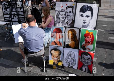 Touristen und einheimische Besucher im West End sitzen, während Karikaturkünstler am 28. Juli 2024 am Leicester Square in London, Großbritannien, Bilder von Kunden skizzieren. London ist eines der weltweit führenden Reiseziele und spielt eine entscheidende Rolle im Tourismusgeschäft des Vereinigten Königreichs. Die Stadt zieht jedes Jahr Millionen internationale Besucher sowie einheimische Touristen und Tagesausflügler an, sodass einige Stadtteile im Zentrum Londons zu Zeiten voller Menschen sind. Der Tourismus- und Tourismussektor im Vereinigten Königreich trägt mit rund 700,0 Beschäftigten erheblich zur Wirtschaft bei Stockfoto