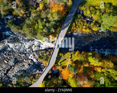 Killin, Schottland, Großbritannien. Oktober 2024. Aus der Vogelperspektive der Brücke über die berühmten Stromschnellen der Wasserfälle von Dochart am Fluss Dochart in Killin, Perthshire. Iain Masterton/Alamy Live News Stockfoto