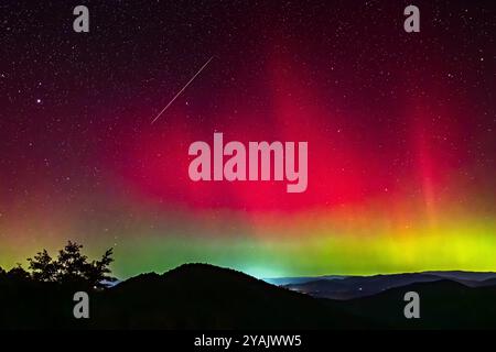 Sternschießen durch die Aurora Borealis oberhalb der Appalachen in Nordgeorgien vom Hogpen Gap Lookout am Appalachian Trail Stockfoto