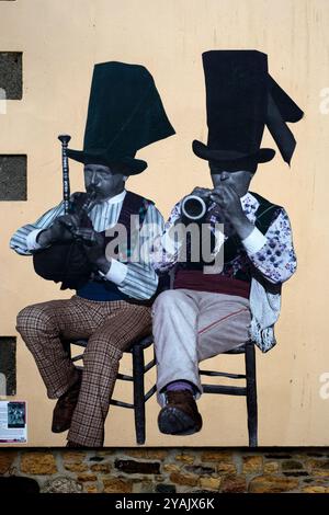 Zwei „Sonneurs“, traditionelle bretonische Musiker, auf einem Foto, das um 1920 aufgenommen wurde und später an der Seite eines Gebäudes in Le Faou, Finistère, Bretagne, Frankreich ausgestellt wurde. Die Sonneure auf diesem Foto stammen aus Rosnoën, einem Dorf südwestlich von Le Faou, im Gebiet Rouzig (Le Pays Rouzig oder Terroir Rouzig). Stockfoto