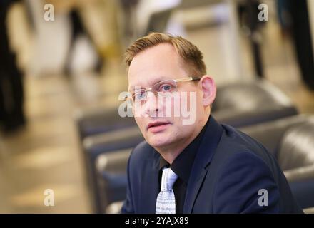 14. Oktober 2024, Hessen, Frankfurt/Main: Clemens Meyer, Autor des Romans „die Projektoren“, sitzt vor der Verleihung des Deutschen Buchpreises 2024 im Römer. Foto: Andreas Arnold/dpa Stockfoto