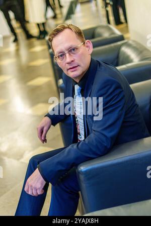 14. Oktober 2024, Hessen, Frankfurt/Main: Clemens Meyer, Autor des Romans „die Projektoren“, sitzt vor der Verleihung des Deutschen Buchpreises 2024 im Römer. Foto: Andreas Arnold/dpa Stockfoto