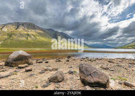 Das Wasser des Loch Etive reflektiert die umliegenden Berge, mit dem schneebedeckten Gipfel des Ben Cruachan in der Ferne, Argyll und Bute, Schottland. Stockfoto