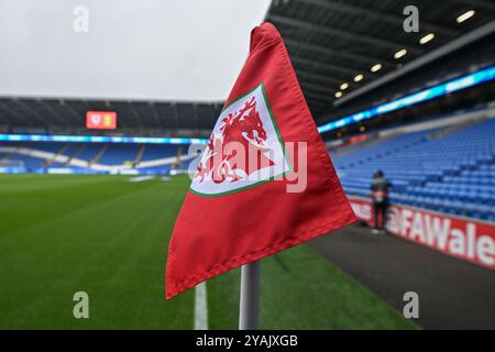 Cardiff, Großbritannien. Oktober 2024. Die walisische Eckflagge während des Spiels der UEFA Nations League - League B - Gruppe 4 Wales gegen Montenegro im Cardiff City Stadium, Cardiff, Vereinigtes Königreich, 14. Oktober 2024 (Foto: Cody Froggatt/News Images) in Cardiff, Vereinigtes Königreich am 14. Oktober 2024. (Foto: Cody Froggatt/News Images/SIPA USA) Credit: SIPA USA/Alamy Live News Stockfoto