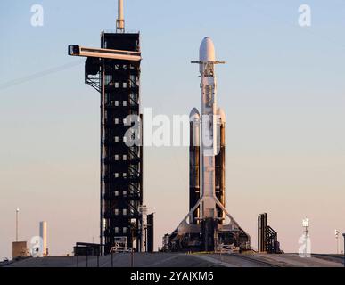14. Oktober 2024, Merritt Island, Florida, USA: Eine SpaceX Falcon Heavy Rakete mit der Europa Clipper-Raumsonde an Bord wird am Launch Complex 39A beobachtet, während die Vorbereitungen für die Europa Clipper-Mission im¢ Kennedy Space Center der NASA¢ am 13. Oktober 2024 fortgesetzt werden. Die Raumsonde Europa Clipper der NASA¢¢ untersucht die Bewohnbarkeit von Jupiters Eismond Europa. Der Lifting ist für den 14. Oktober 2024 um 12:05 Uhr EDT geplant. Merritt Island USA - ZUMAb268 20241014 znp b268 009 Copyright: XJenniferxBriggsx Stockfoto