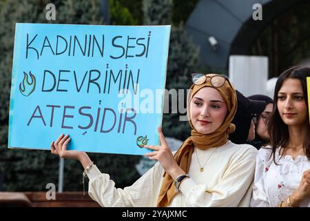 Gaziantep, Turkiye. Oktober 2024. Gaziantep, Turkiye. 14. Oktober 2024. Auf dem Campus der Gaziantep University in Gaziantep, Süd-Turkiye, halten Studentinnen eine Mahnwache, um Gewalt an Mädchen und Frauen anzuprangern. Die Demonstranten skandierten Slogans und brachten Banner auf, die zum Schutz von Frauen und Kindern aufriefen, während sie der Regierung die Schuld gaben, nicht genug zu tun, um junge Mädchen und Frauen zu schützen. Seit der Ermordung zweier junger Frauen in Istanbul in der vergangenen Woche protestieren seit einer Woche täglich Hunderte von Frauen in verschiedenen türkischen Städten und Universitätscampus. Quelle: ZUMA Press, Inc./Alamy Live News Stockfoto